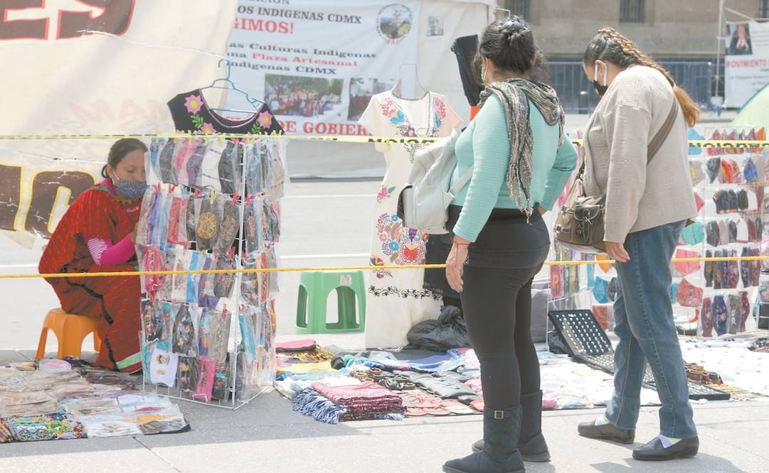 Espacios en los que se venden diversos objetos, manifestantes y peatones se ven en el primer cuadro de la Ciudad de México. Foto: HUGO GARCÍA. EL UNIVERSAL