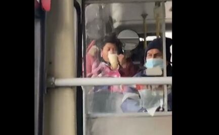 Video: Cachan a mujer preparando michelada en el microbús