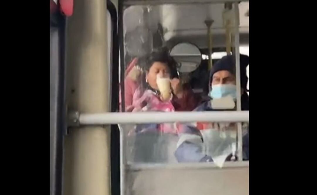 Video: Cachan a mujer preparando michelada en el microbús