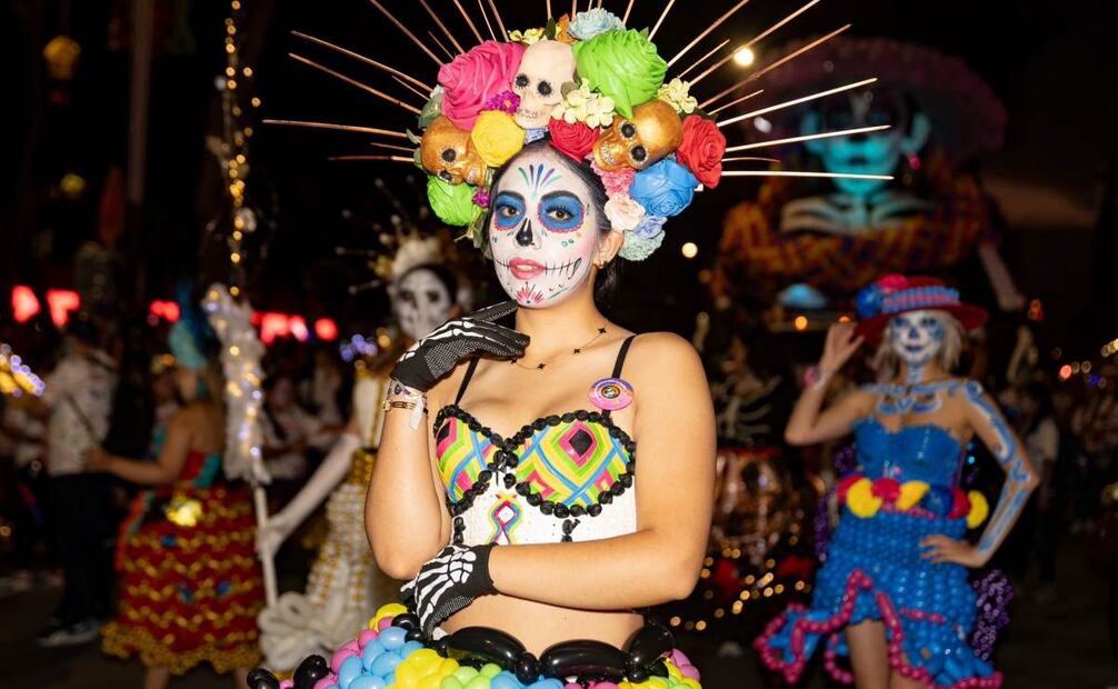 Catrinas vestidas con ropa hecha con globo durante la Mega Procesión de Catrinas en la CDMX 2025 (26/10/2025). Foto: Hugo Salvador / EL UNIVERSAL