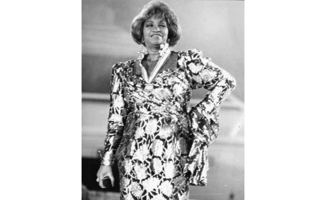 El vestido de Cruz, junto a una foto de pianista también cubano Chucho Valdés, comparten el espacio con el Cadillac convertible rojo que pertenecía al pionero del rock Chuck Berry, entre otros objetos. FOTO: Archivo.