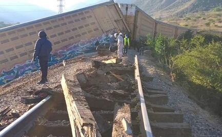 Hombres armados descarrilan tren para robar autos de lujo en Veracruz