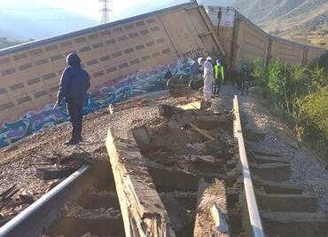 Hombres armados descarrilan tren para robar autos de lujo en Veracruz