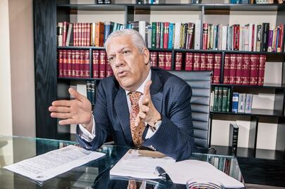 Por estrés, trasladan a Gordillo al hospital