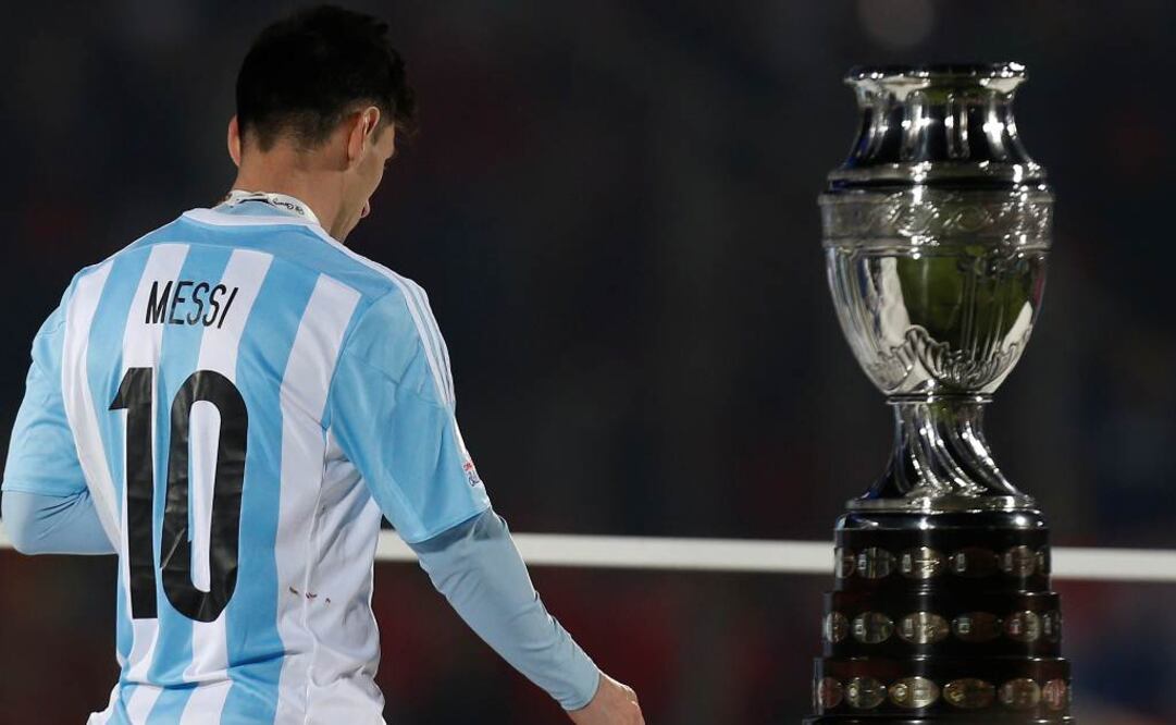 Messi pasa a lado del trofeo tras perder con Argentina. AP