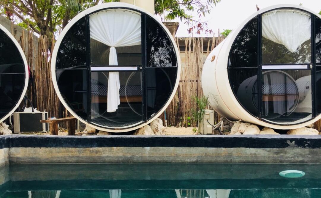 Los tubos están acomodados alrededor de una alberca. (Foto: Kulu Tubohostel Bacalar)