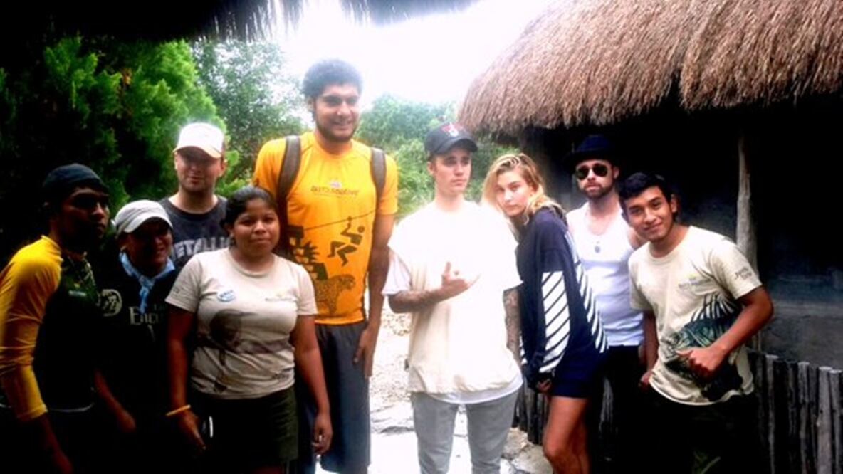 El cantante canadiense Justin Bieber visitó hoy el parque de aventura Jungla Maya, en compañía de amigos (Foto: @AlltournativeMX)