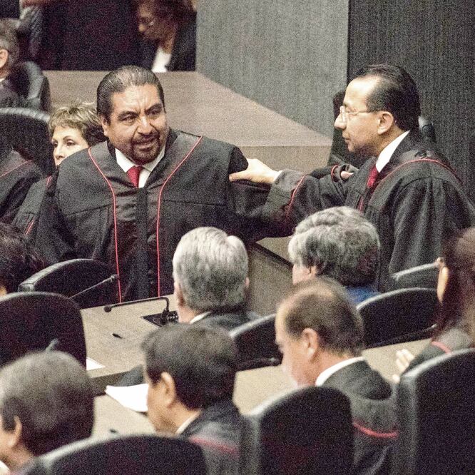 Álvaro Augusto Pérez Juárez (izquierda) buscaba la reelección tras haber quedado en el cargo en sustitución de Édgar Elías Azar, quien se retiró en 2017 para ser embajador de México en los Países Bajos. MARIO JASSO. CUARTOSCURO