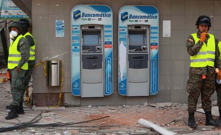 Esperan horas para sacar dinero tras terremoto en Ecuador