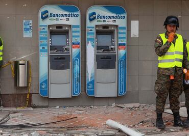 Esperan horas para sacar dinero tras terremoto en Ecuador