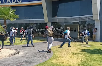 Comuneros de Arantepacua causan destrozos en la Fiscalía de Michoacán