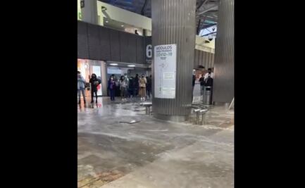 Videos. "Fuente" inunda pasillos del AICM tras fuertes lluvias... y granizo pinta a la CDMX de blanco 