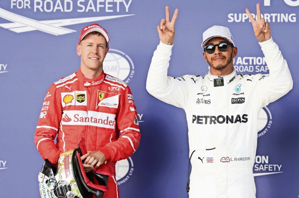 Sebastian Vettel (izq.) todavía tiene algunas opciones, aunque la coronación del británico parece inevitable (MARK THOMPSON. AFP)