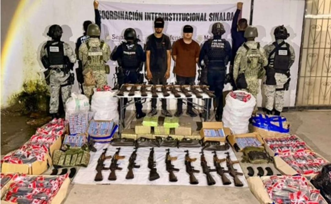 Autoridades federales y estatales de seguridad arrestaron a dos presuntos integrantes del Cártel de Sinaloa, que llevaban un arsenal en un tractocamión, en Mazatlán, Sinaloa. Foto: Especial