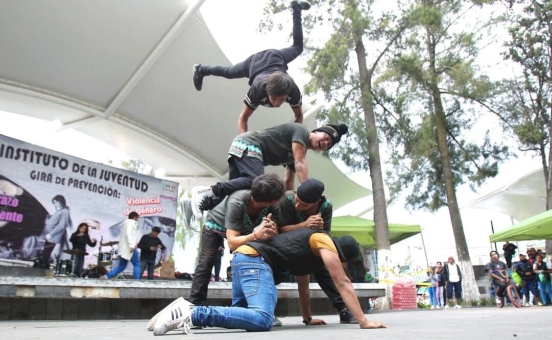 “Xiuhtecuhtli Crew” imparte clases de breakdance forma gratuita en el quiosco de la Explanada Municipal de Ecatepec (Foto: Emilio Fernández)