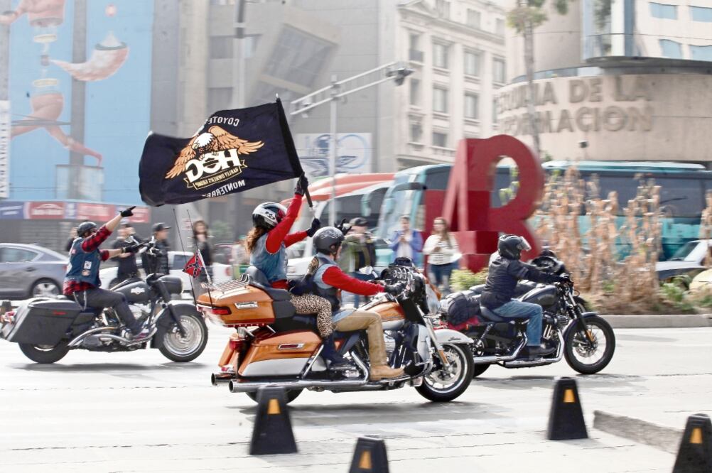 No existe una normatividad específica que determine qué tipo de casco se requiere para proteger la cabeza de los motociclistas (ARCHIVO EL UNIVERSAL)