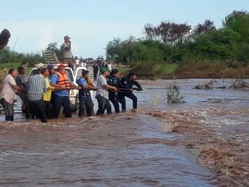 Rescatan a pareja que intentó cruzar corriente de agua en motocicleta