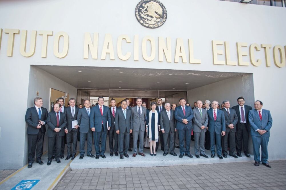 Gobernadores de 31 entidades, así como el jefe de Gobierno de la Ciudad de México y autoridades del INE y del TEPJF participaron en la firma de la Declaración por la Democracia y la Legalidad para el Proceso Electoral 2018 (ALEJANDRO ACOSTA. EL UNIVERSAL)