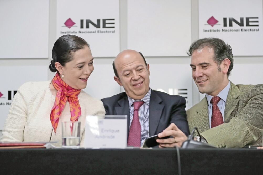 Los consejeros electorales Margarita Favela, Enrique Andrade y el presidente del INE, Lorenzo Córdova, durante la conferencia de prensa del Consejo General. FOTO: ALEJANDRO ACOSTA. EL UNIVERSAL