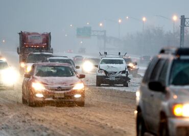 Tormenta invernal invade gran parte de EU; afecta aeropuertos y carreteras