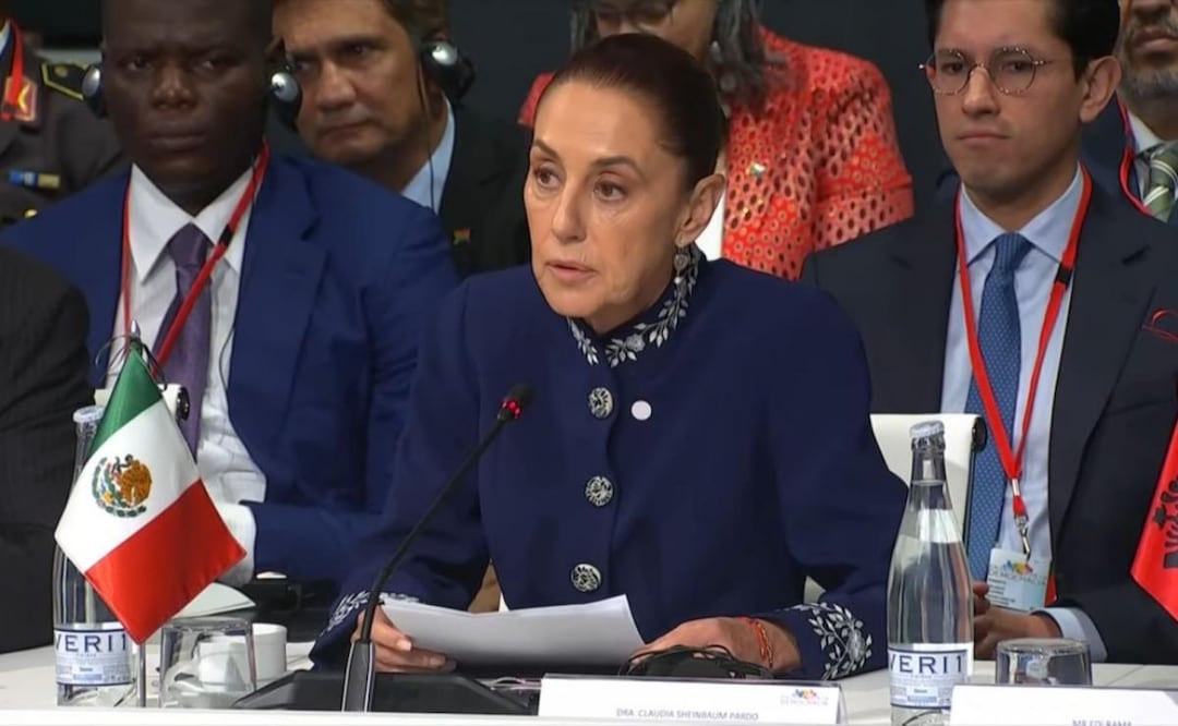 Claudia Sheinbaum durante su participación la Cumbre en Defensa de la Democracia (17/04/2026). Foto: Salvador Corona / EL UNIVERSAL