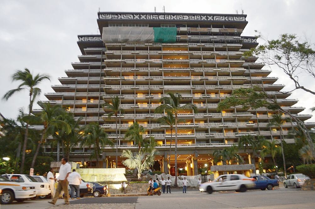 Los hoteles donde se hospedaron los maestros que acudieron a la evaluación, rentados por el gobierno de Guerrero, pertenecen al Grupo Autofin —del empresario Juan Antonio Hernández— y son considerados los más costosos de la zona (ESPECIAL)