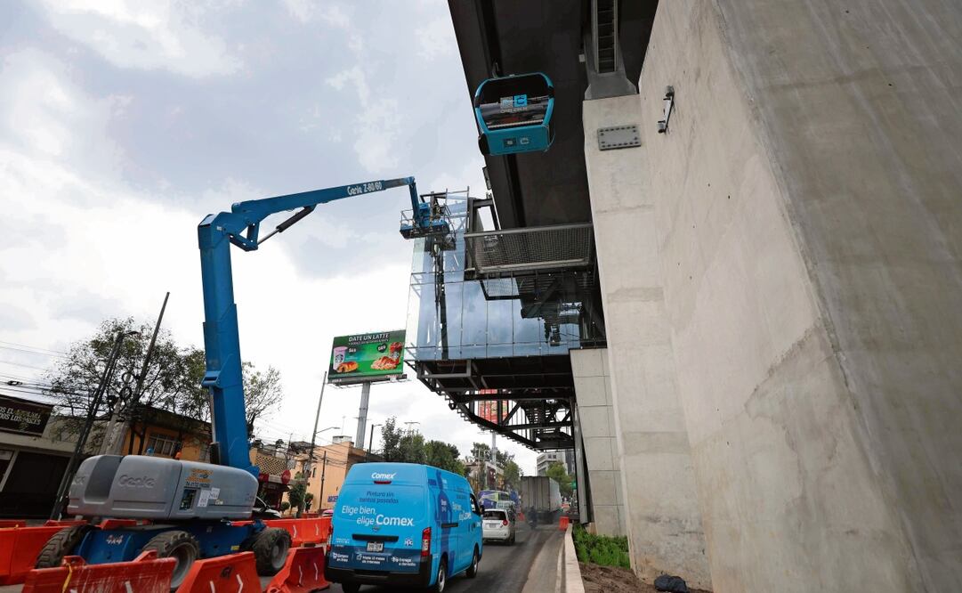 Trabajadores concluían obras en diversas estaciones de la L3 del Cablebús apoyados con maquinaria, lo que afectó la circulación vehicular sobre la avenida Constituyentes. Foto: Diego Simón Sánchez / EL UNIVERSAL