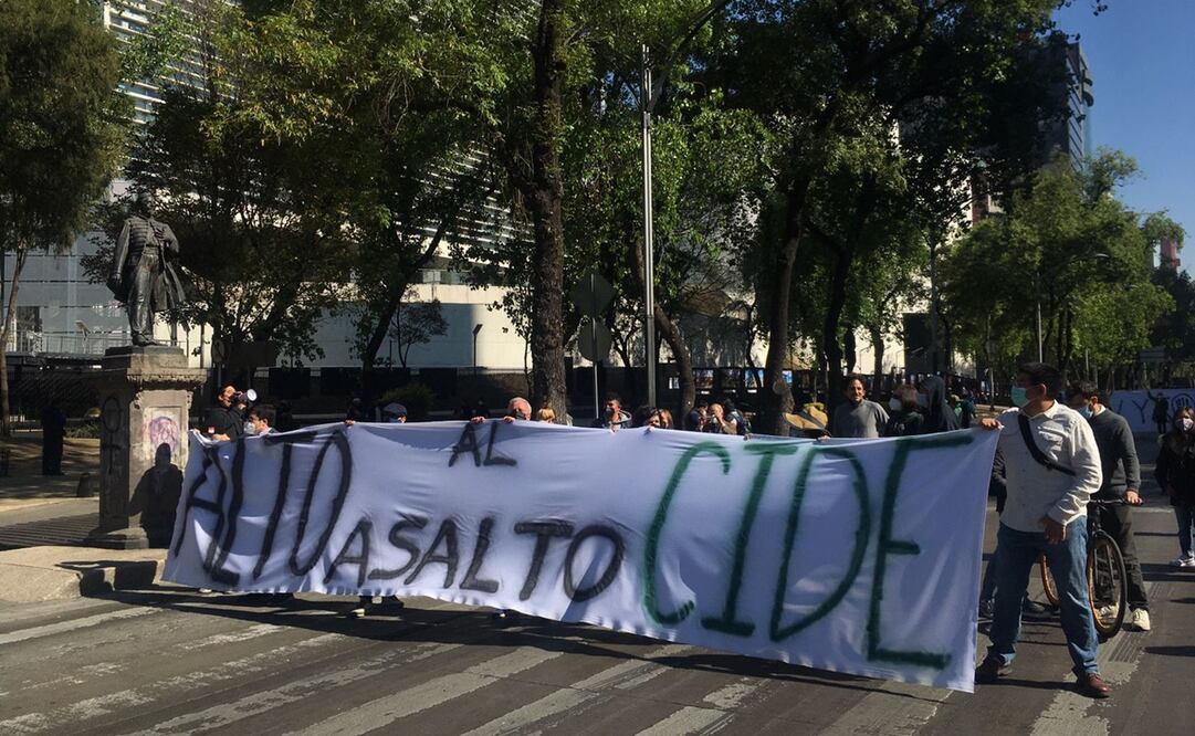 Estudiantes del CIDE bloquean Reforma por protesta