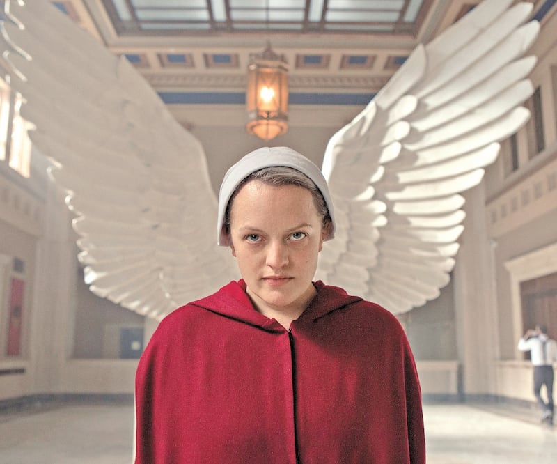 La actriz, quien fue nominada al Globo de Oro por esta serie, adelanta que June Osborne (Elisabeth Moss) vuelve al mismo punto que en la primera temporada, tratando de encontrar a su hija. Fotos: PARAMOUNT