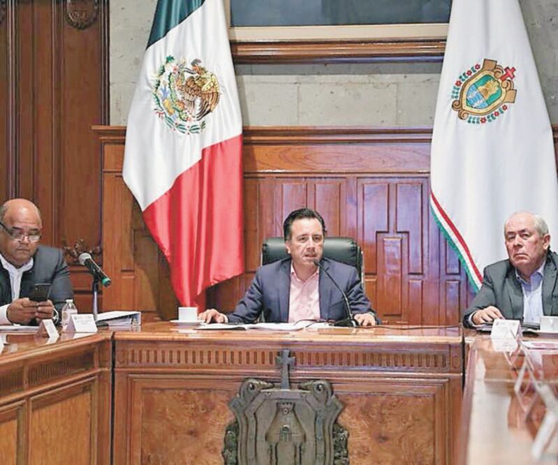 El gobernador Cuitláhuac García (centro) y el titular del SESNSP, Leonel Cota (der.), en la Segunda Sesión Ordinaria del Consejo Estatal de Seguridad. Foto/Especial