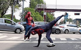 Jóvenes hacen de la calle su escenario