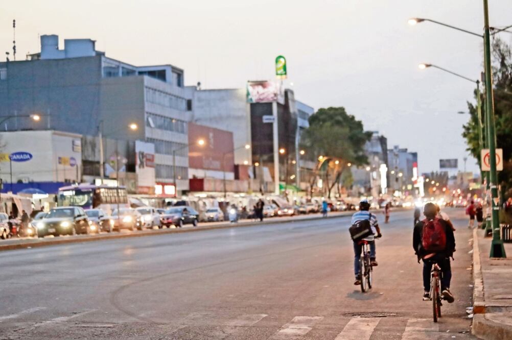 En algunos tramos de distintas vialidades, como San Cosme, los ciclistas se enfrentan a la falta de un carril confinado para la bicicleta y tienen que manejar a pesar del peligro que representan para ellos los automóviles que circulan a su lado.
