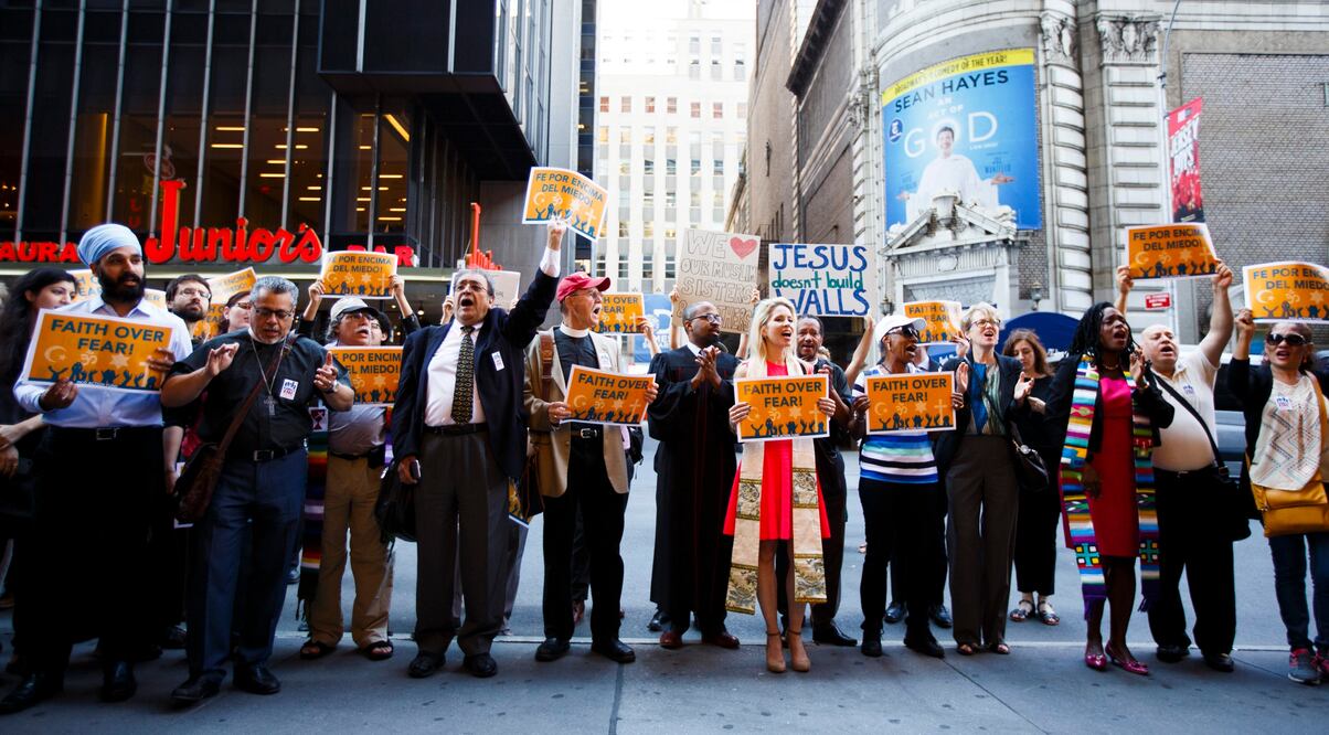 Un grupo de fieles de múltiples religiones se manifiestan contra el candidato republicano, Donald Trump antes de su reunión con líderes evangélicos en un hotel en la plaza Times Square de Nueva York (Foto: EFE)
