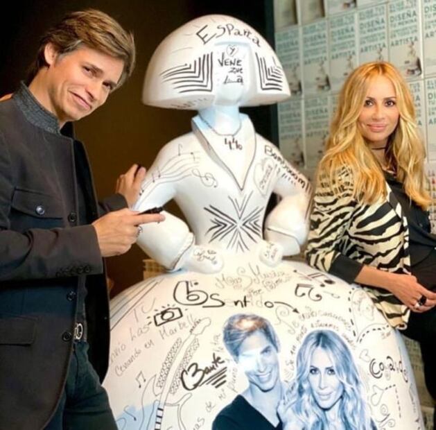 ¡De altura! Carlos Baute y Martha Sánchez improvisan "concierto" en avión tras turbulencia