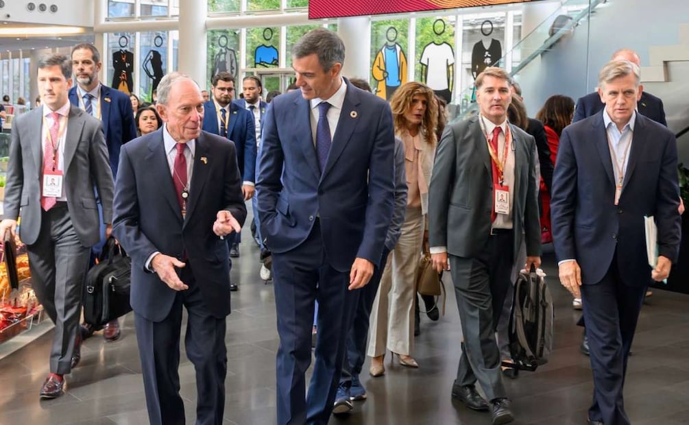 Michael R. Bloomberg (i) junto al presidente del Gobierno español, Pedro Sánchez (c), este miércoles 23 de septiembre en el marco de la Asamblea General de la ONU que se realiza en Nueva York, EU. EFE/ @MikeBloomberg