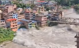 VIDEOS: Así se vio el devastador deslave en Nepal que dejó decenas de muertos y cientos de desaparecidos; riada arrasó con pueblos