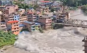 El río Bhotekoshi se desbordó en Nepal tras una avalancha, destruyendo aldeas, proyectos hidroeléctricos y carreteras. Tomada de video