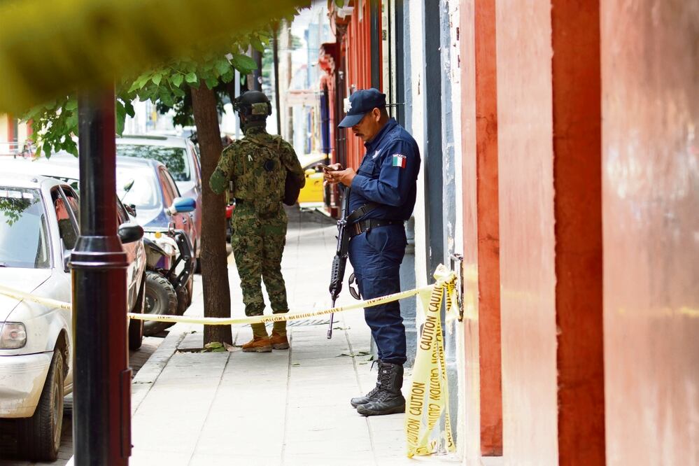 Imágenes de uno de los cateos de ayer en un domicilio particular para buscar y revisar obras del acervo del museo en sus bodegas. Foto: Edwin Hernández / EL UNIVERSAL