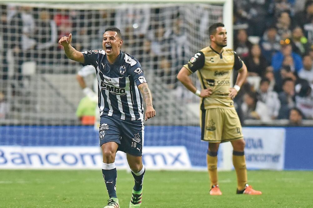 Edwin Cardona (izq.) contribuyó con su cuota para vencer a Dorados (MIGUEL SIERRA. EFE)