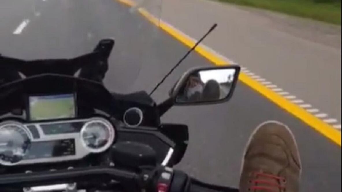 Youtuber choca y muere por manejar moto con los pies 