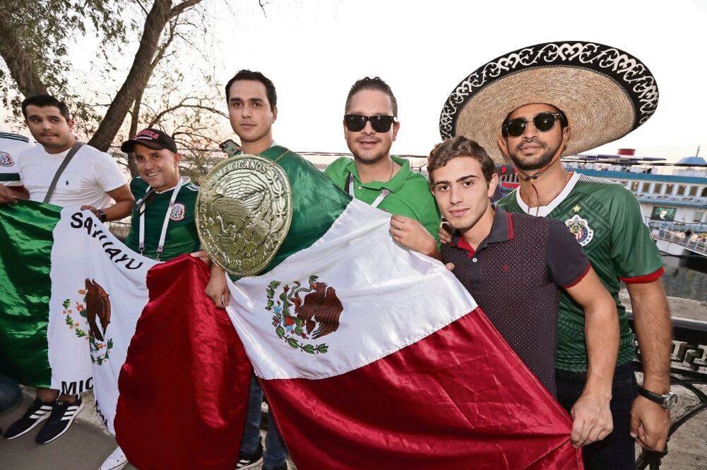 Un grupo de aficionados a la Selección Nacional, la mayoría de Sahuayo, Michoacán, se quedarán sin votar. (LUIS CORTÉS. EL UNIVERSAL)