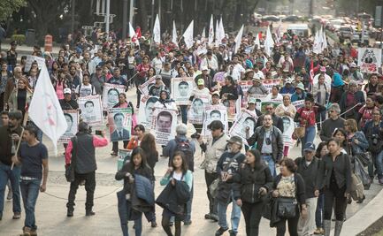 Protestan Padres de los 43 en la Secretaría de Gobernación