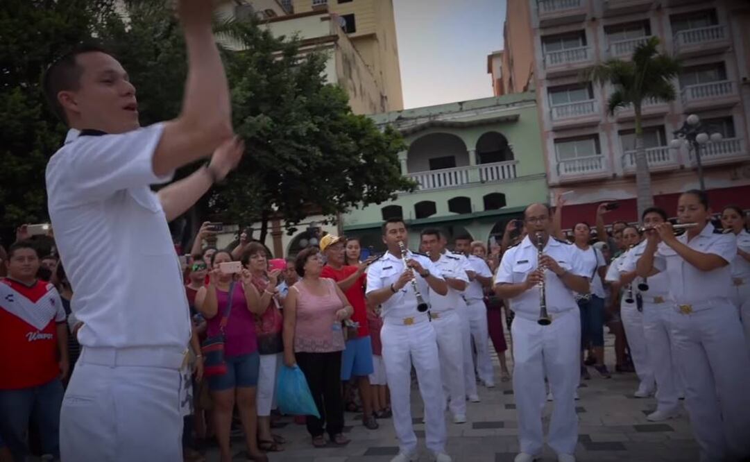 Marinos sorprenden con flashmobs en el puerto de Veracruz