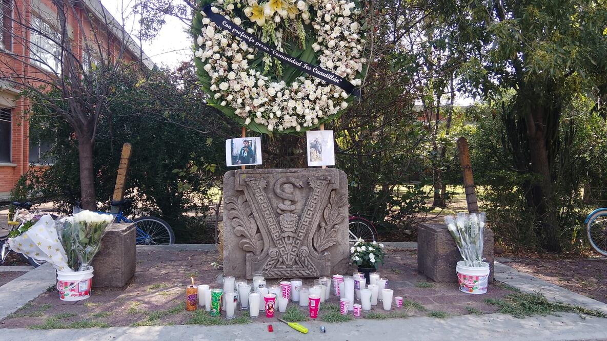 Este miércoles, estudiantes de la Fes Cuautitlán colocaron un altar en honor a los alumnos de la carrera de Veterinaria fallecidos la noche del martes 20 de mayo al caer al Emisor Poniente. (Foto: especial)