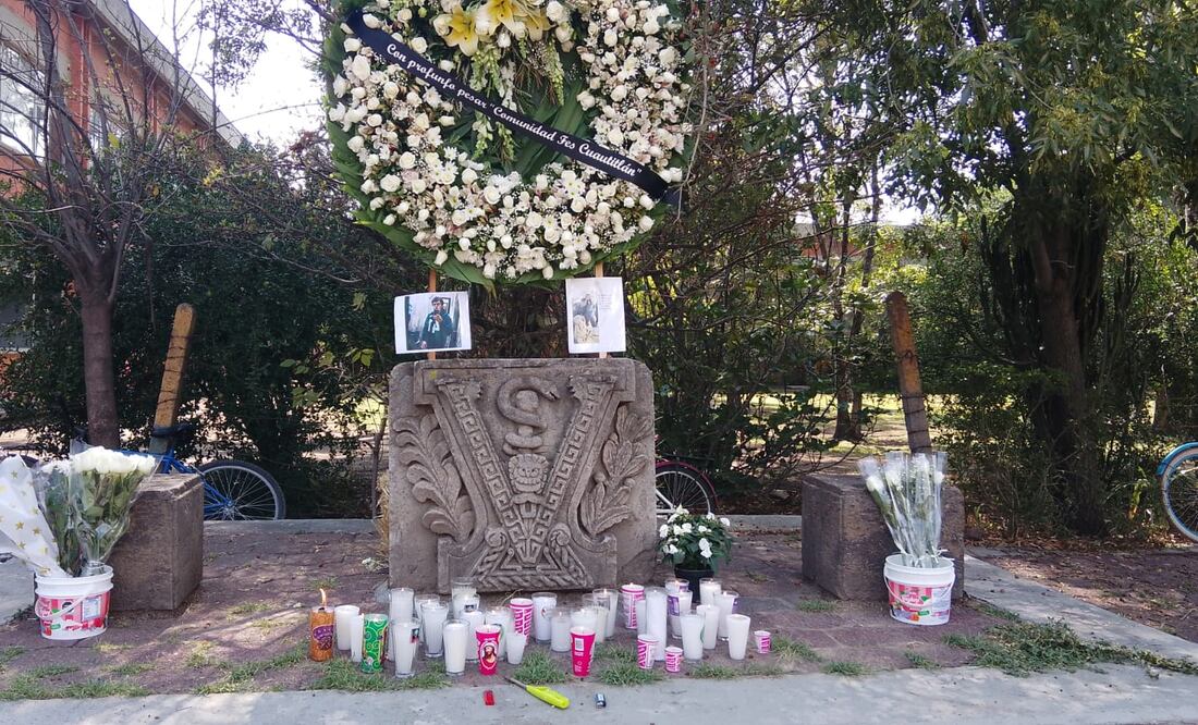 Este miércoles, estudiantes de la Fes Cuautitlán colocaron un altar en honor a los alumnos de la carrera de Veterinaria fallecidos la noche del martes 20 de mayo al caer al Emisor Poniente. (Foto: especial)