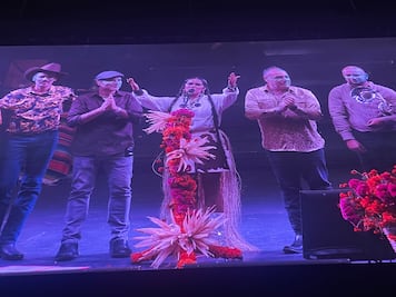 Lila Downs dedica concierto a su esposo fallecido Paul Cohen