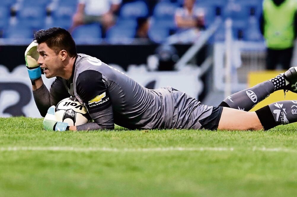 La figura del portero escarlata se acrecentó al detener todo lo que los Camoteros le enviaron (IMAGO7)