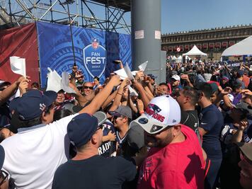 Aficionados asisten al NFL Fan Fest 2017 en el Zócalo