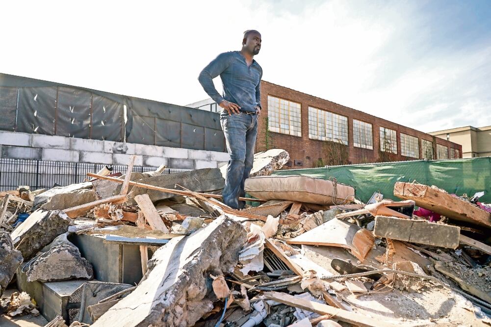 “Queremos ver a alguien a quien conozcamos y podamos recurrir a él en las noches”, dijo Mike Colter (NETFLIX)