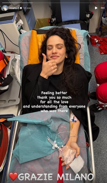 Rosalía publica una foto en la ambulancia después de cancelar su show.
“Me siento mejor, gracias por todo el amor y a todos los que estaban ahí por entender”.